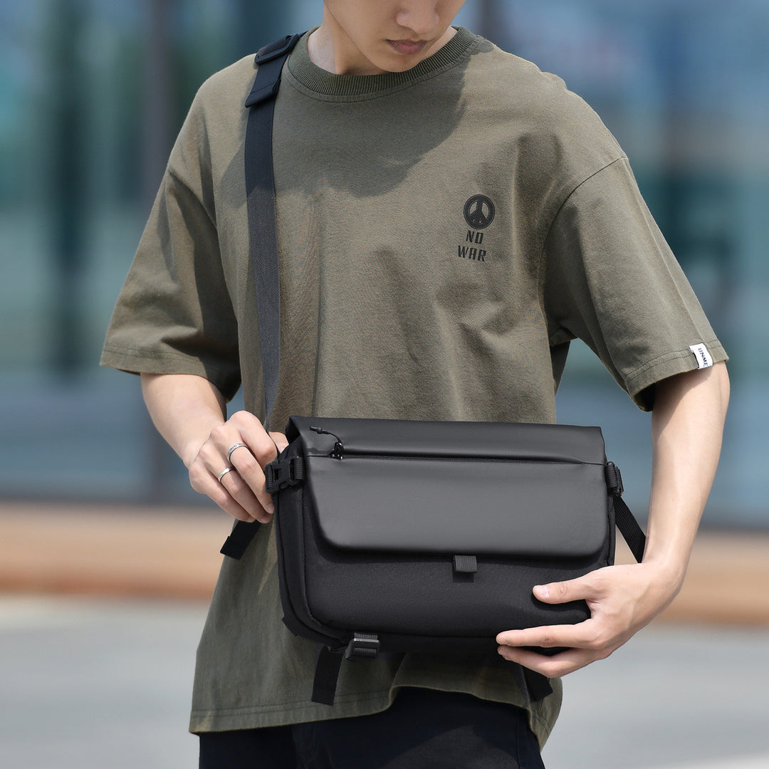 Messenger bag with versatile compartments and water-repellent material Kalsten