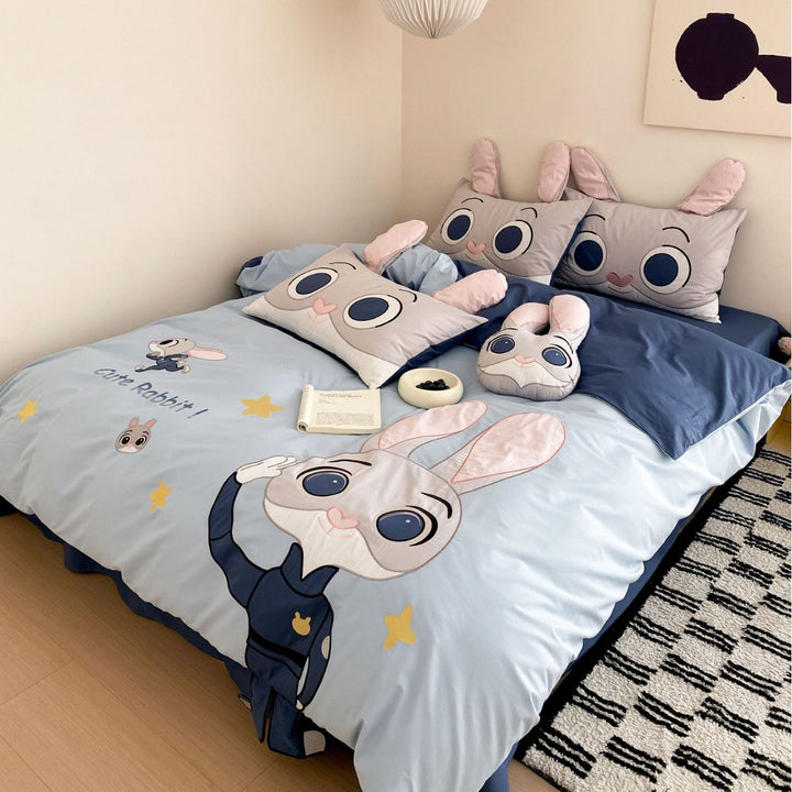 Children's bedding set with three-dimensional tiger applique and ear pillow