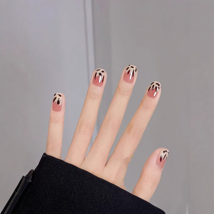 Artistic Press-On Nail Set with Modern Abstract Design