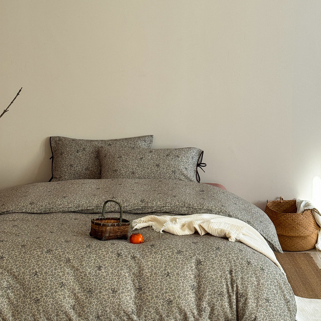 Quilted bed linen set with floral block print look and tie closure