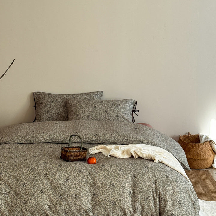 Quilted bed linen set with floral block print look and tie closure