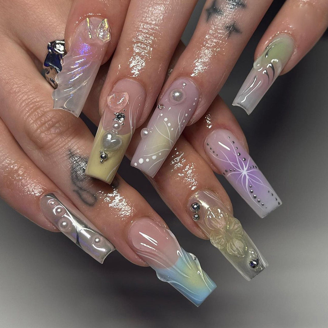 Artful nail art with 3D details and glitter accents Kalsten