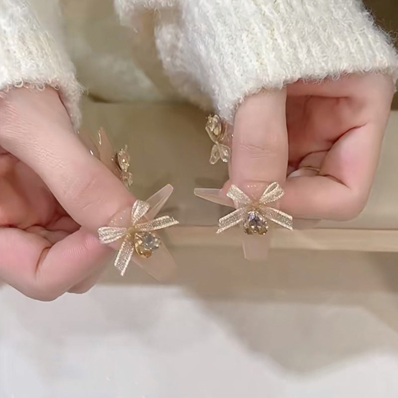 Artificial nail set with elegant 3D patterns and delicate accents Kalsten