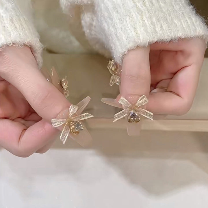 Artificial nail set with elegant 3D patterns and delicate accents Kalsten