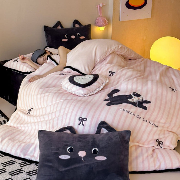Cozy microfleece bedding set with 3D cat application and heart decorative pillow