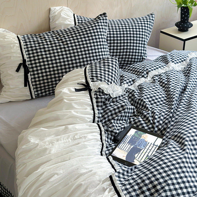 Bedding set made of cotton blend with Vichy check, gathered ruffle and velvet bows