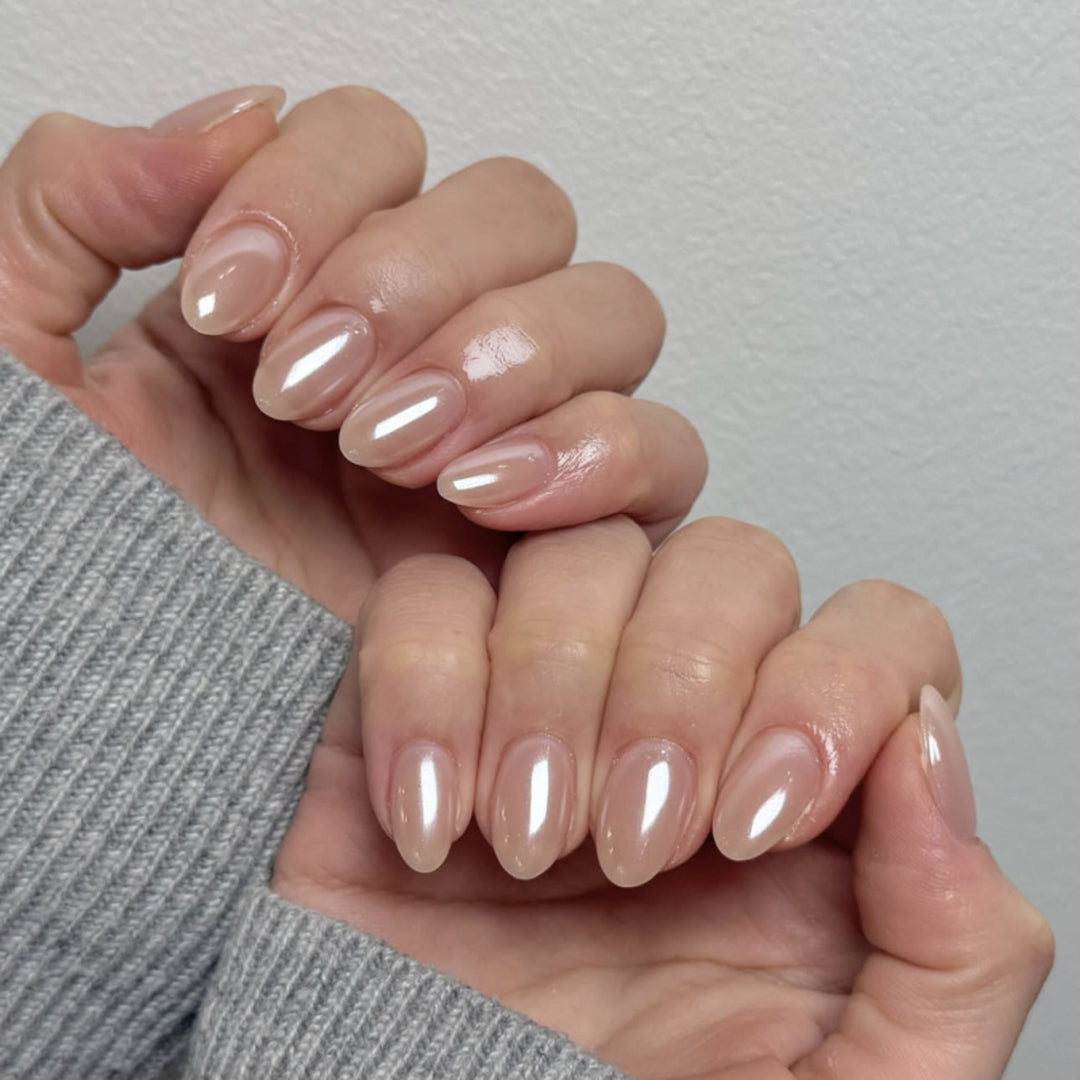 Artificial nail art with playful dots and bows Kalsten