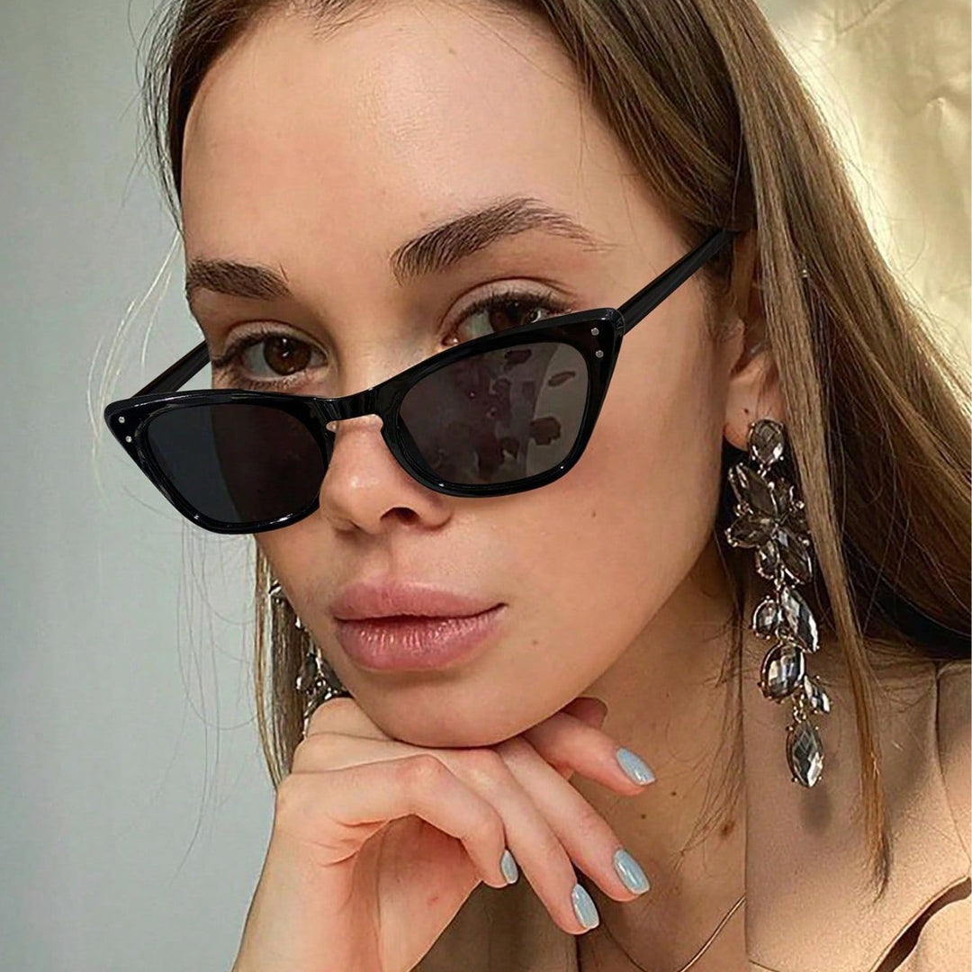 Ladies Cat-Eye Sunglasses with Mirrored Lenses and Stylish Frame Kalsten