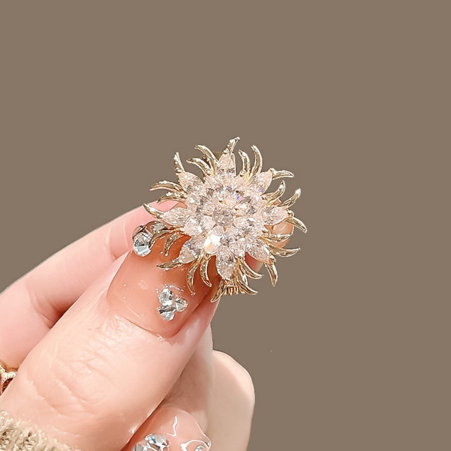 Elegant brooch with sparkling crystals Kalsten