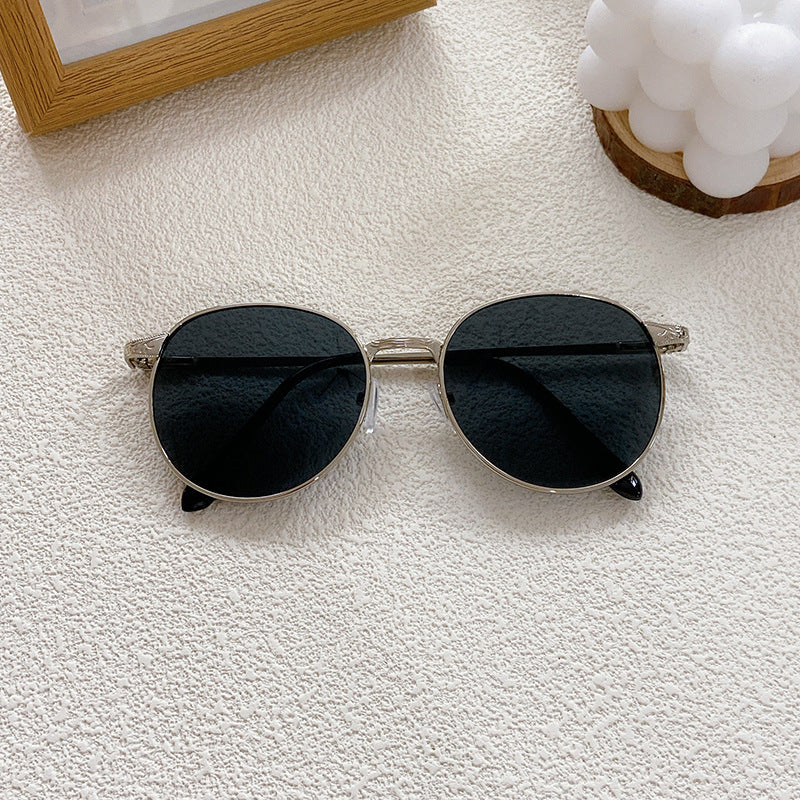 Fashionable sunglasses with round frame and intricate design Kalsten