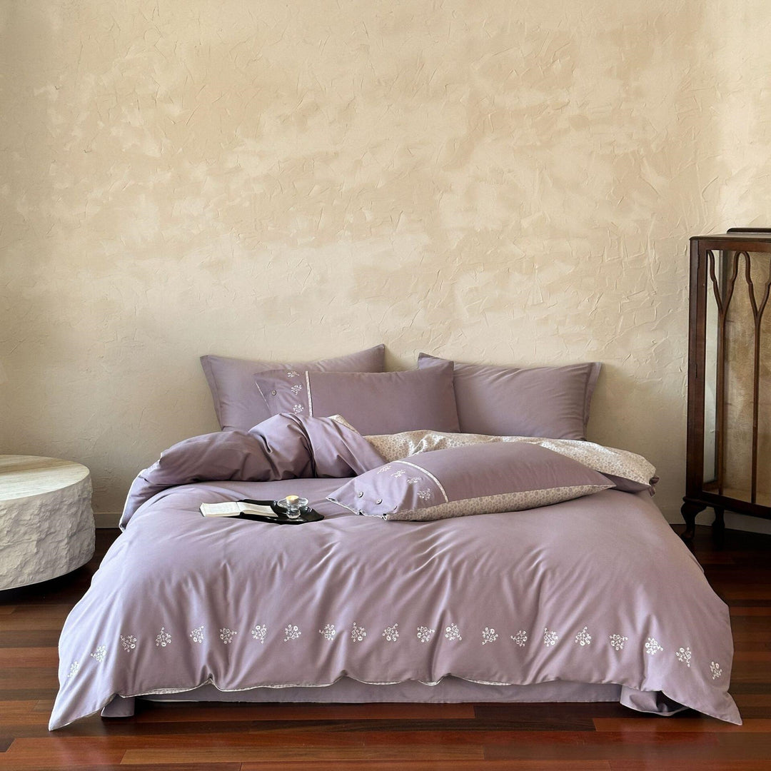Duvet cover set with fine leaf embroidery and extra soft Mako satin