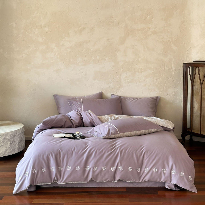 Duvet cover set with fine leaf embroidery and extra soft Mako satin
