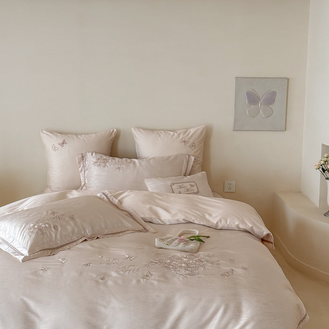 Bedding set made of silky cotton satin with floral and butterfly embroidery