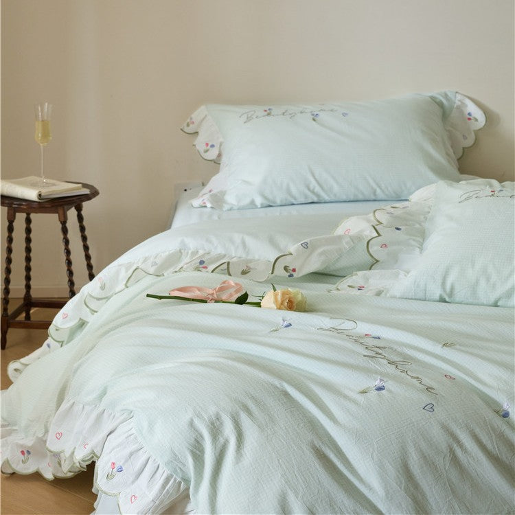 Playful cotton bedding set with ruffles and appliqués