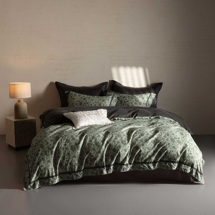 Reversible bedding set made of cotton satin with fine leaf pattern and contrasting piping