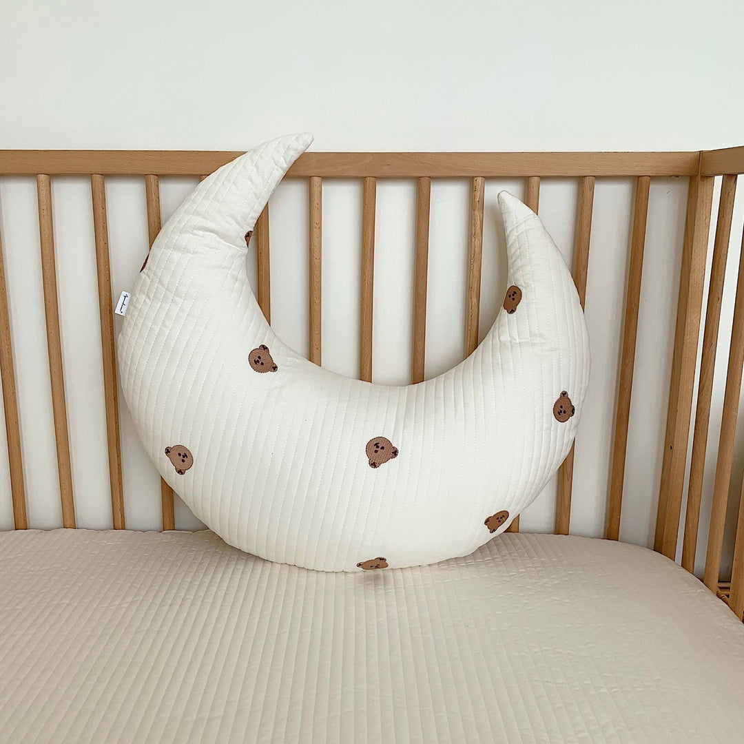 Mouth-shaped baby neck support pillow with quilted cover and teddy embroidery