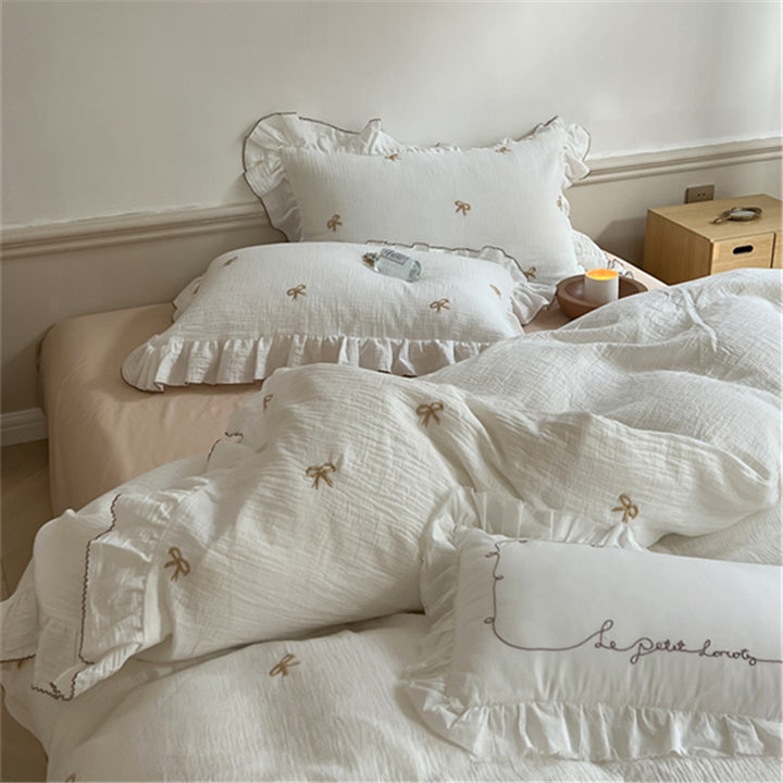 Bedding set made of cotton muslin with embroidered bows and ruffles