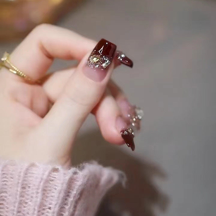 Artificials nails with glitter embellishments and elegant accents Kalsten