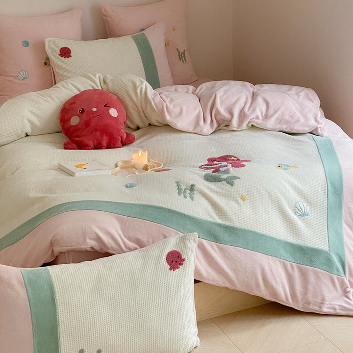Children's bedding set with quilted blanket, waffle texture and embroidered sea motif