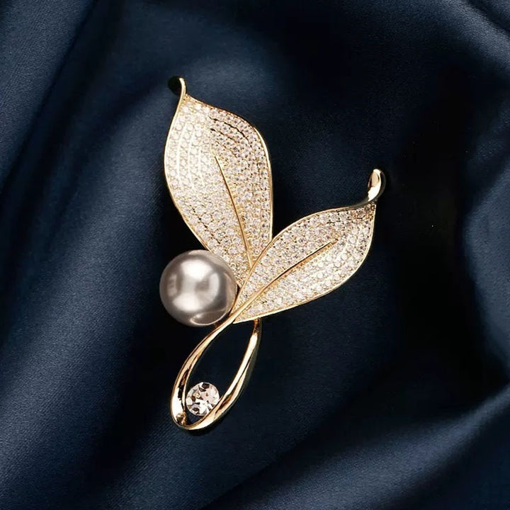 Elegant and Glamorous Brooch with Pearls and Crystals Kalsten