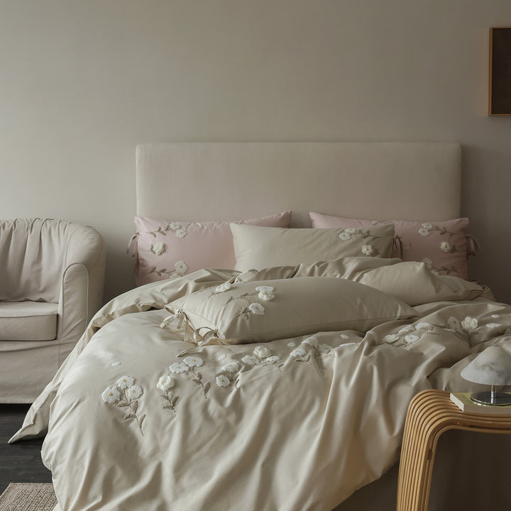 Luxurious embroidered bedding set made of cotton satin with pillow ties