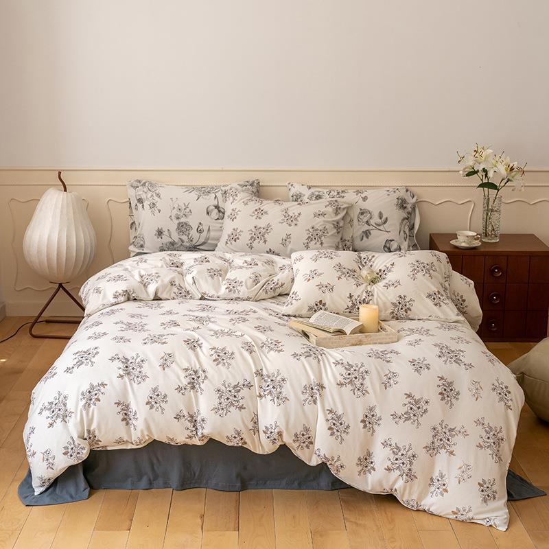 Quilted bedding set with floral vintage look and breathable cotton cover