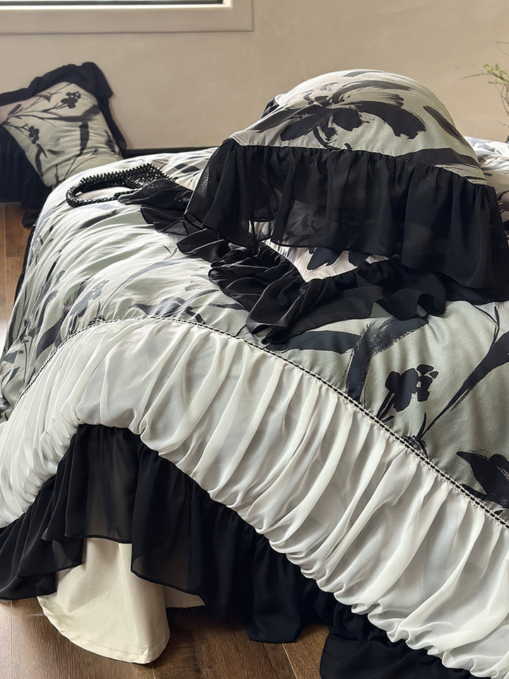 Romantic bedding set with gathered frill, chiffon ruffle hem and large floral print