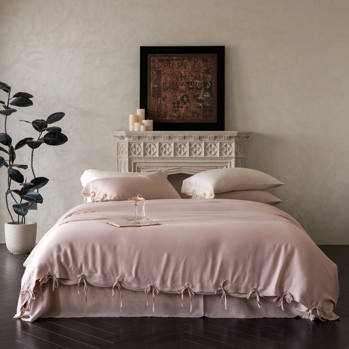 Bedding set with ties and bed skirt made of high-quality cotton percale
