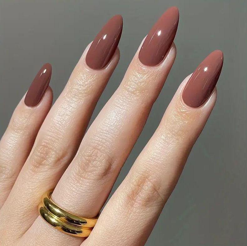 Elegant Almond-Shaped Nail Extensions Kalsten