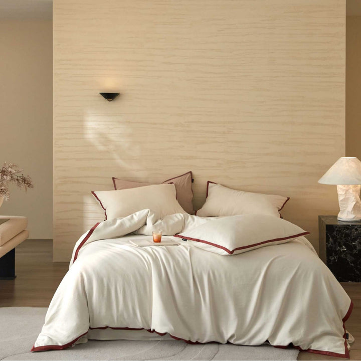 Stonewashed cotton bed linen set with contrasting piping and soft touch
