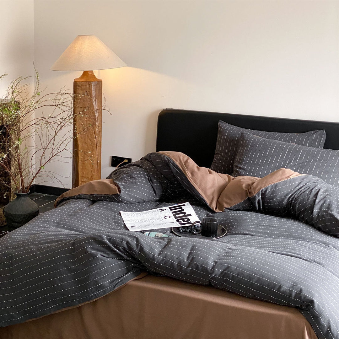 Reversible bedding set made of finely woven cotton satin with a fine quilted stripe