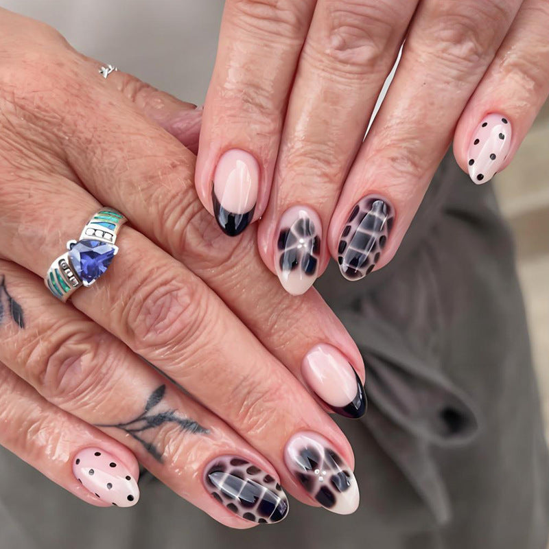 Artificial nail set with modern graphic design and elegant accents Kalsten