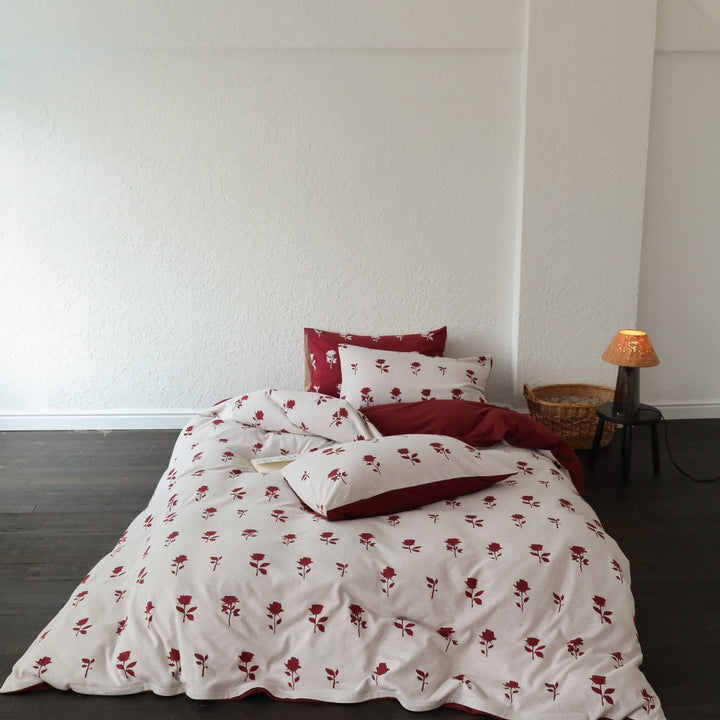 Extra soft jersey bedding with minimalist rose print and reversible side