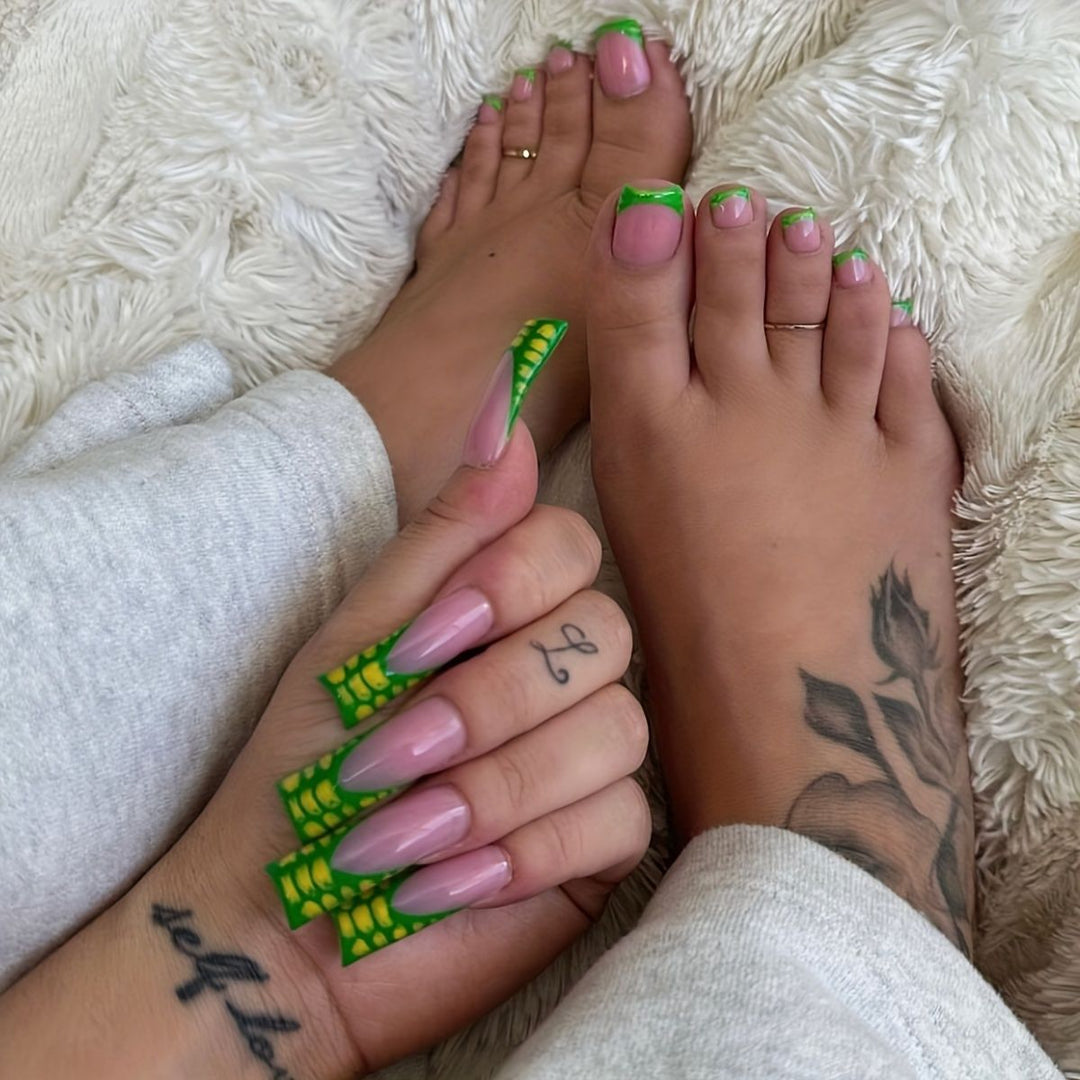Decorative Floral Press-On Pedicure Set Kalsten