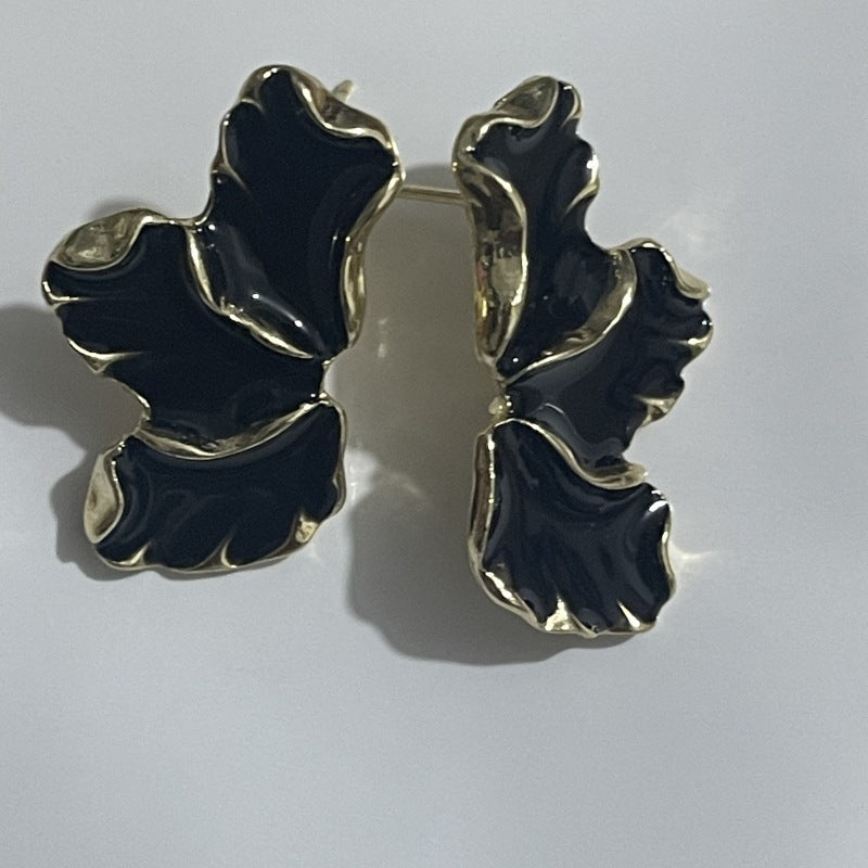 Fashionable earrings with feminine leaf design Kalsten