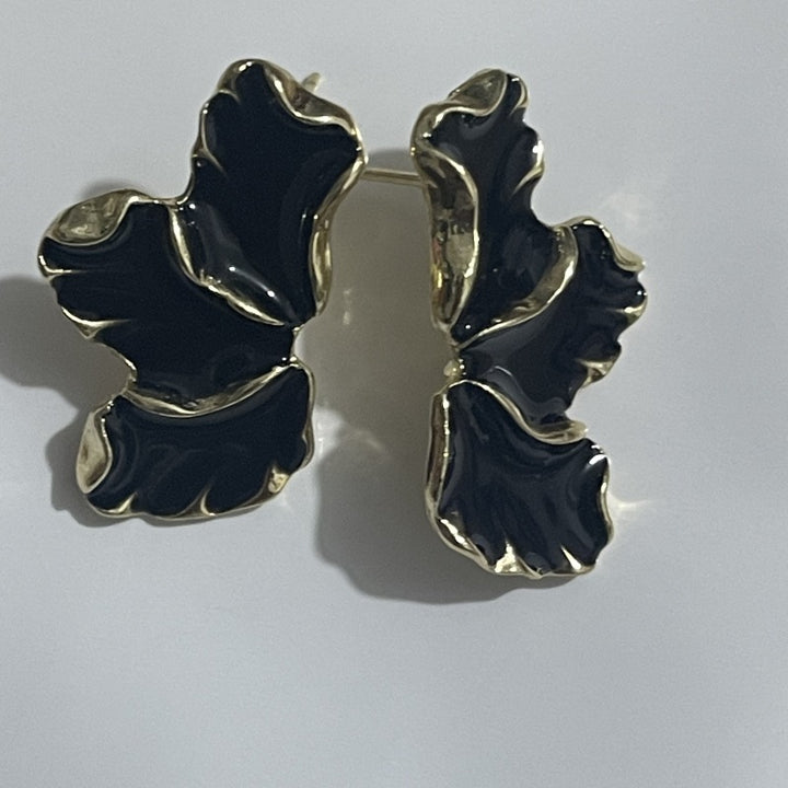 Fashionable earrings with feminine leaf design Kalsten