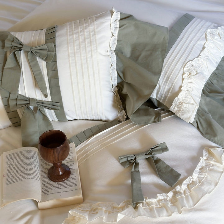 Bedding set with ruffles and decorative bows