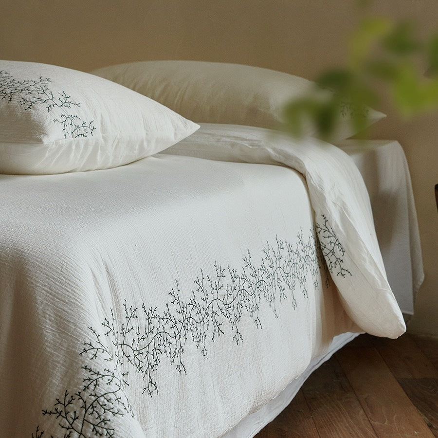Bedding set made of lightweight cotton muslin with delicate branch embroidery