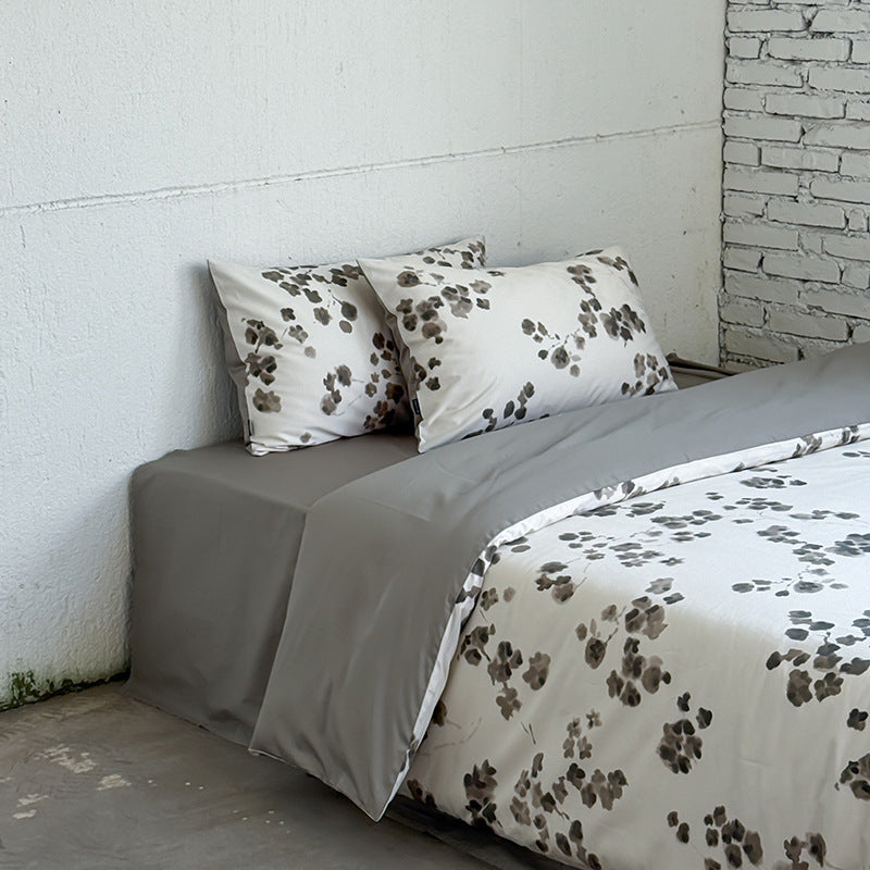 Cotton satin bedding set with watercolor floral print and contrasted edging