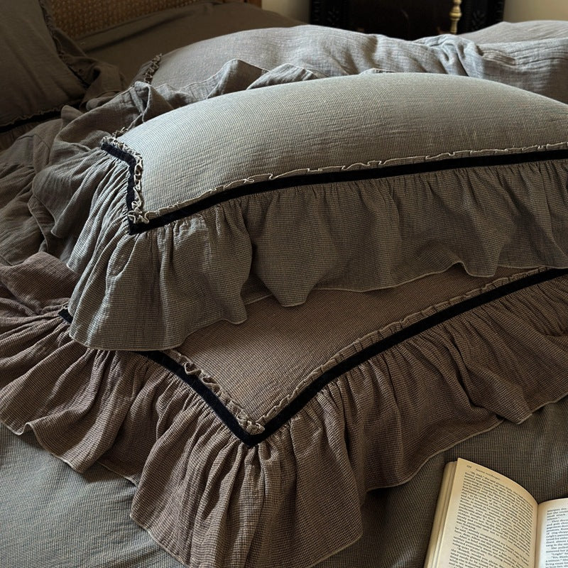 Vintage-style duvet cover set made of soft linen-look cotton with ruffles and contrasting piping