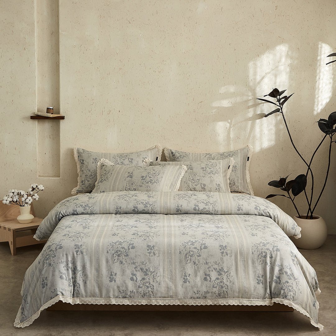 Noble bedspread set made of cotton satin with vintage floral pattern and lace border