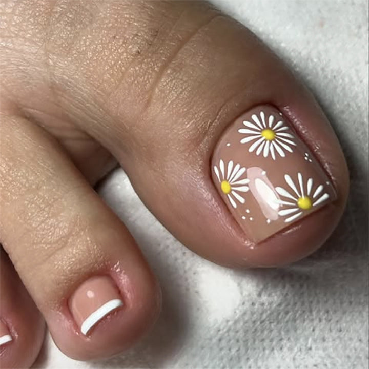 Artful toenail art with floral motifs Kalsten