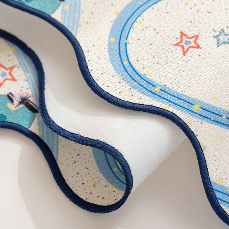 Play mat for babies and toddlers with wavy edge and playful animal print