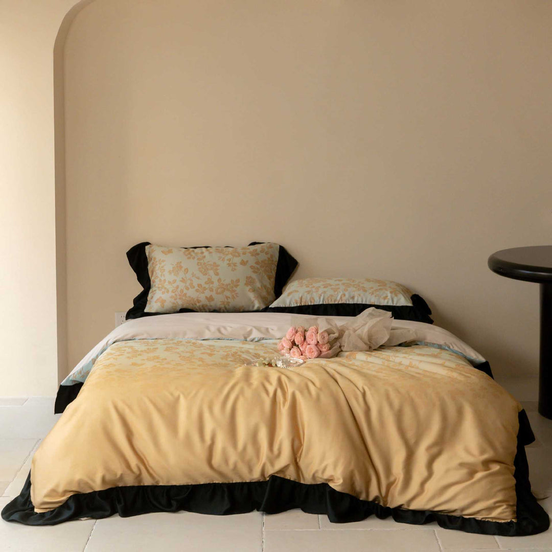 Satin bedding set with floral micro jacquard and contrasted hem