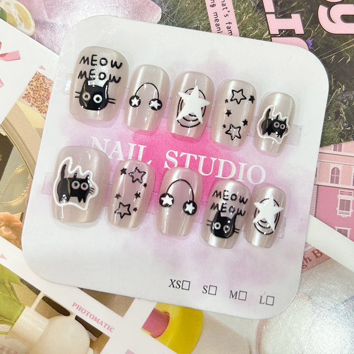 Playful nail art with cat motifs Kalsten