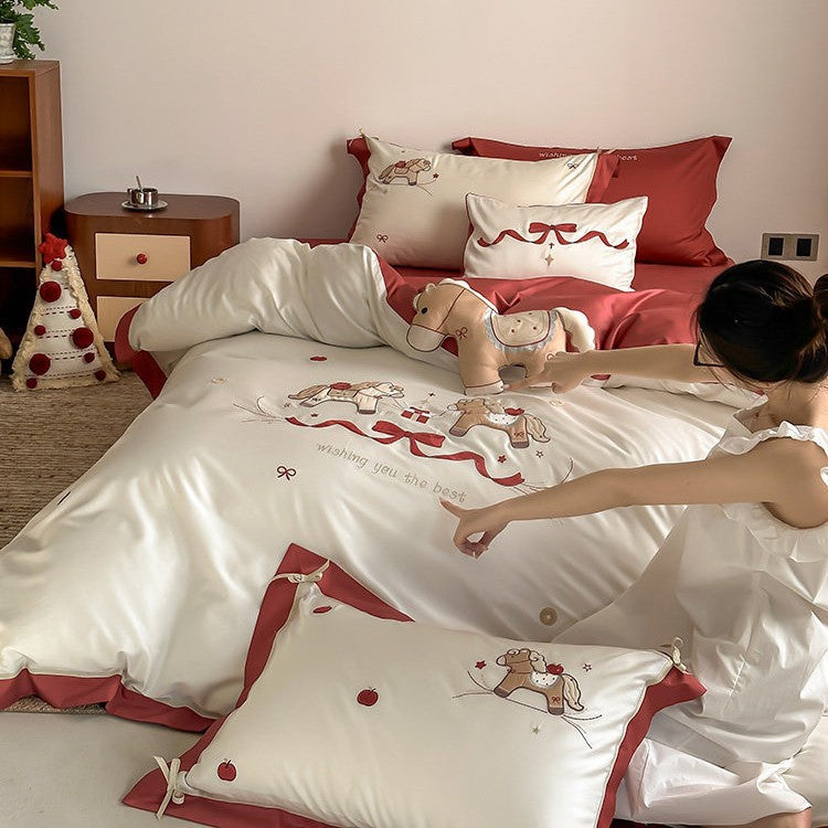 Children's bedding set made of cotton satin with embroidered rocking horse motif and contrasting hem