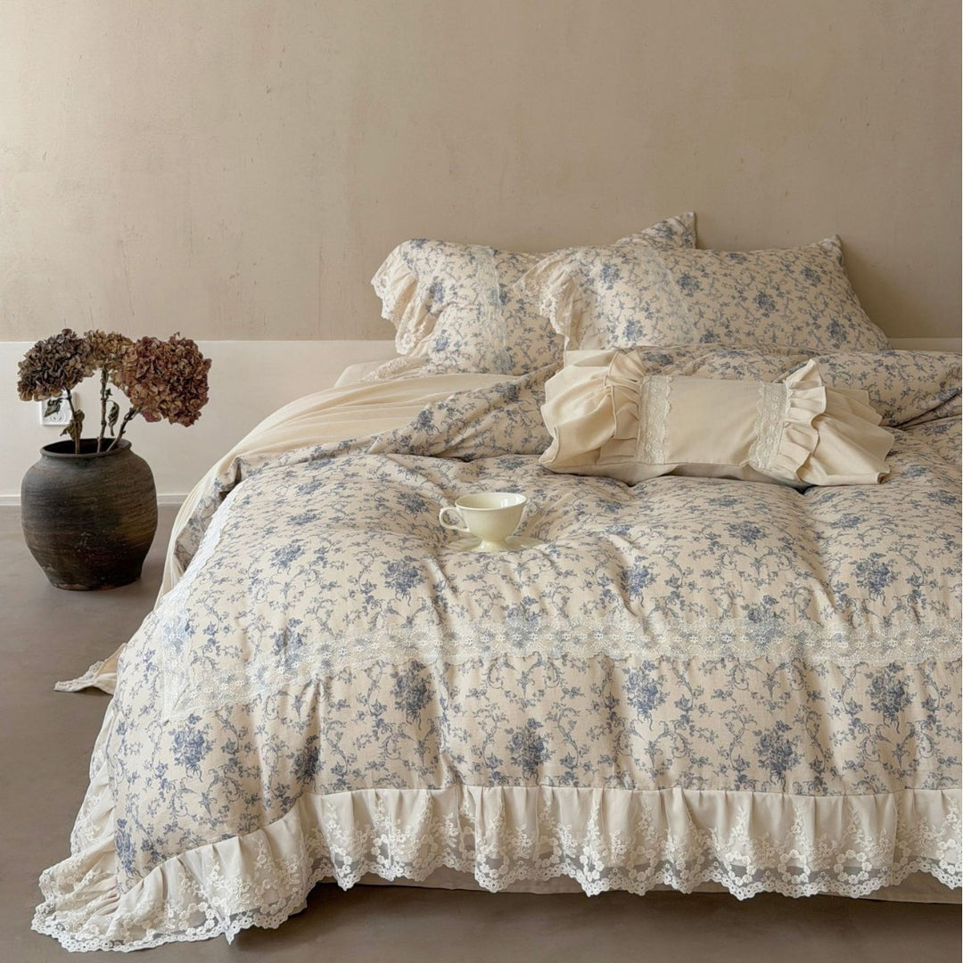Cotton bedding set in vintage look with delicate floral pattern and lace ruffle