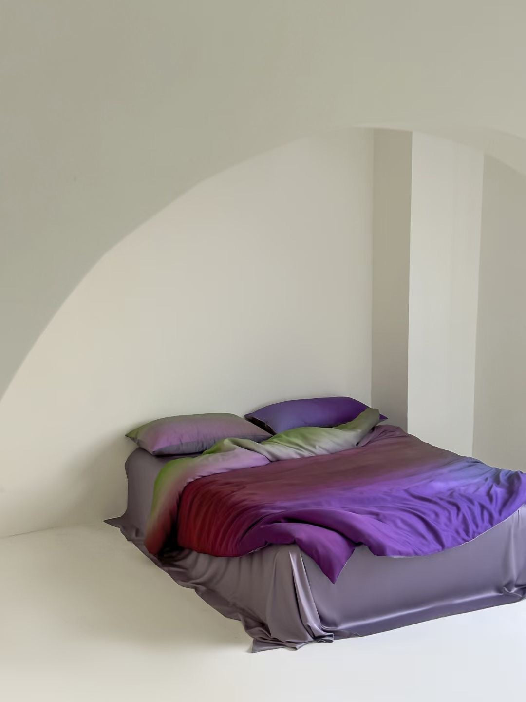 Bedding set made of satin with a soft ombre color gradient and a silky-matte feel