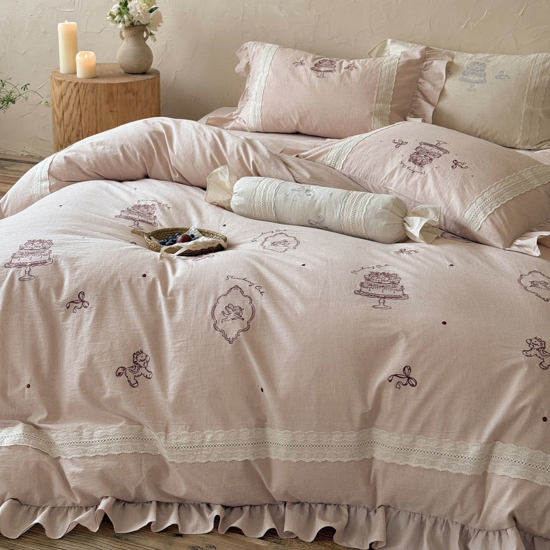 Bedding set with delicate embroidery and ruffled hem