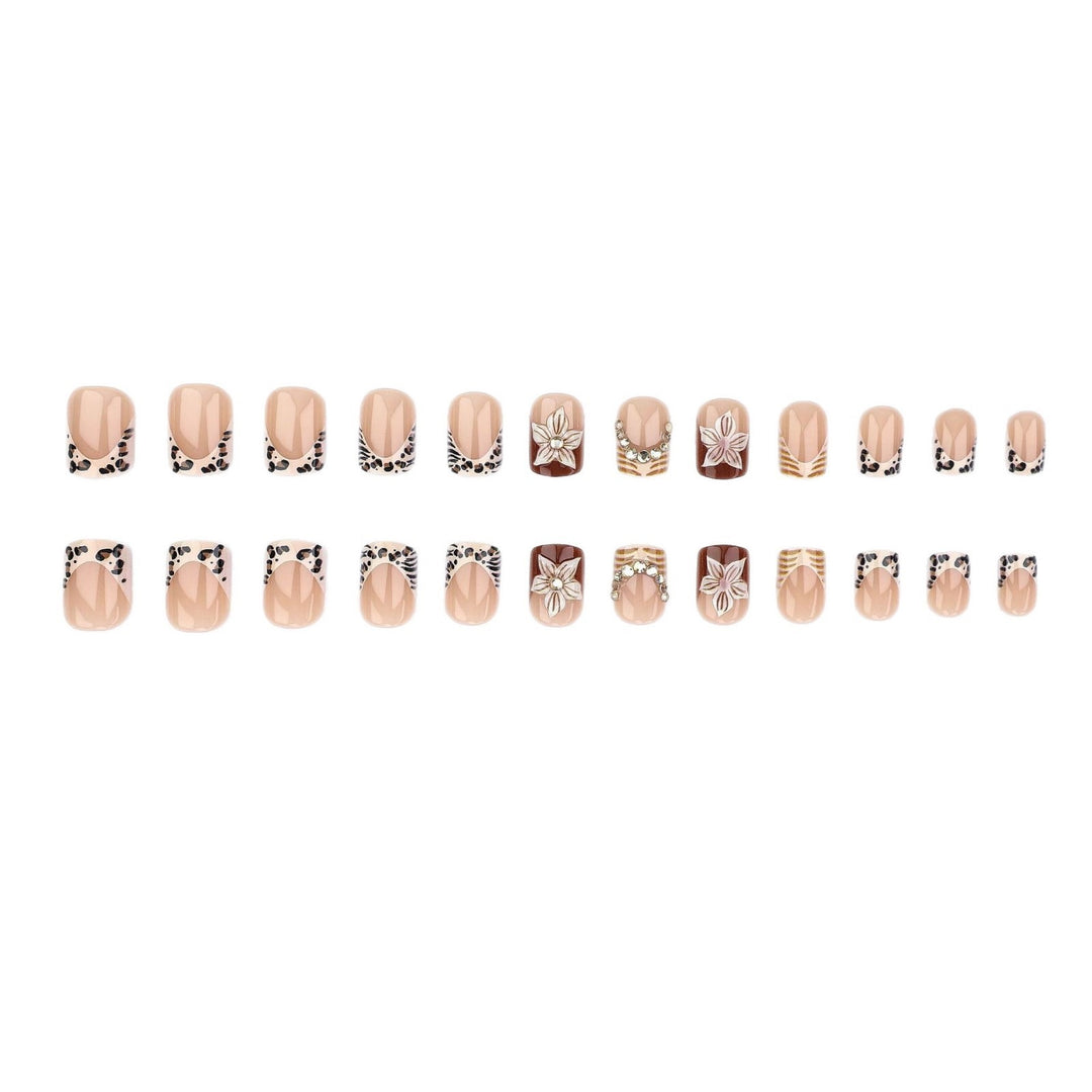 Artificial nail set with floral embellishments and elegant glitter details Kalsten